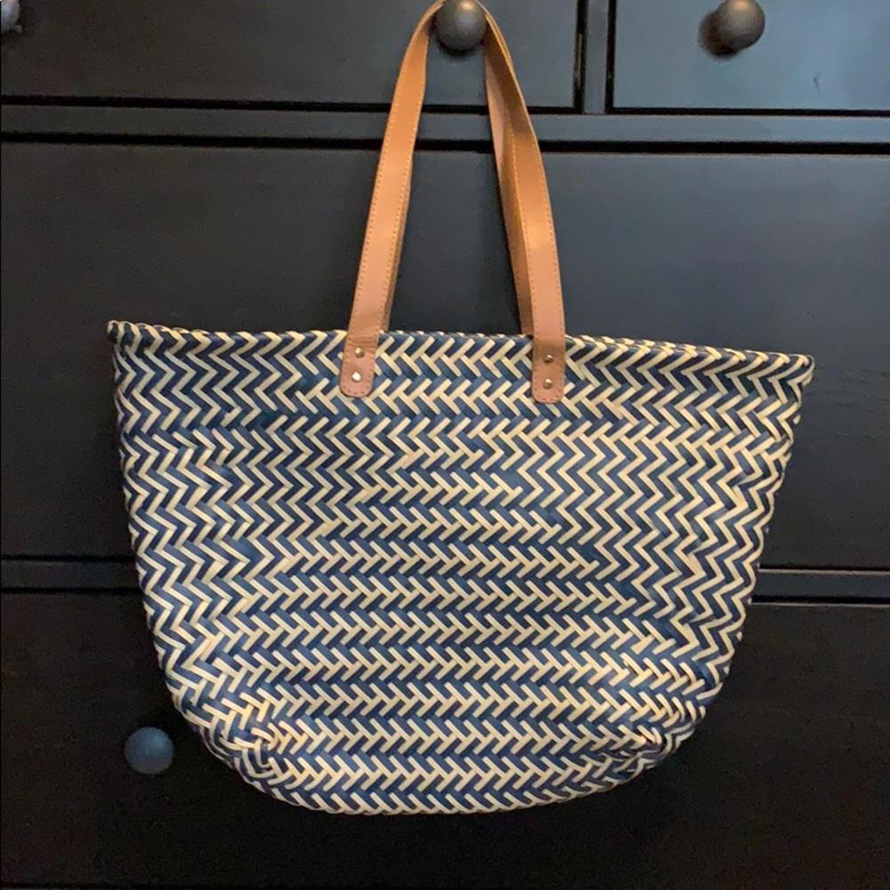 Wicker tote beach bag